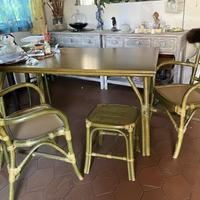 tavolo e sedie in bambu verde