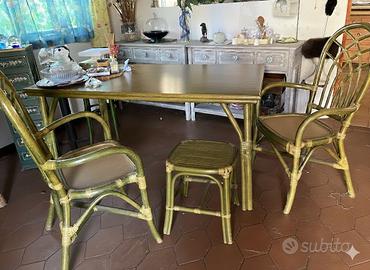 tavolo e sedie in bambu verde