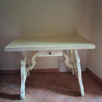 Tavolo in stile rustico provenzale 