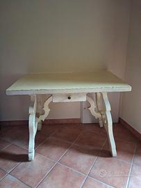 Tavolo in stile rustico provenzale 
