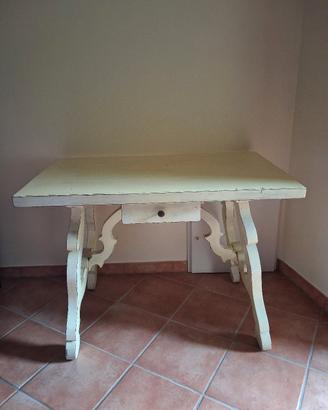 Tavolo in stile rustico provenzale 