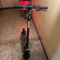 Monopattino elettrico Jeep JAF 25 km/h – 7,5 Ah –
