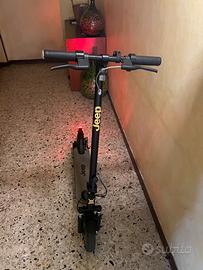 Monopattino elettrico Jeep JAF 25 km/h – 7,5 Ah –