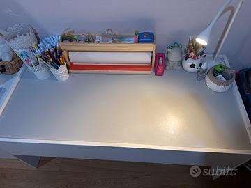 Scrivania con cassetto