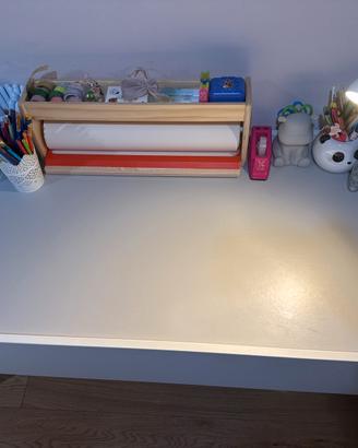 Scrivania con cassetto