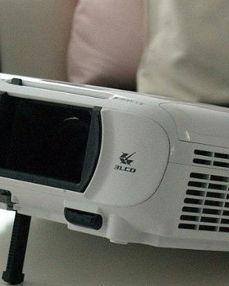 Proiettore Epson FULL HD Grande zoom