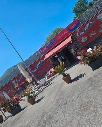 Bar tavola calda con rivendita tabacchi