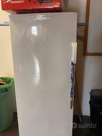 Congelatore con ripiani e cassetti