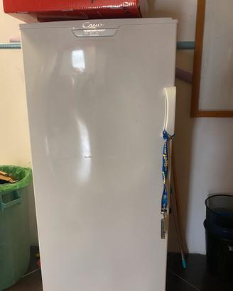 Congelatore con ripiani e cassetti