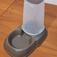 distributore di cibo o acqua per gatti o cani