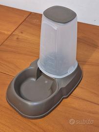 distributore di cibo o acqua per gatti o cani