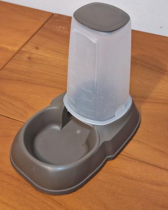 distributore di cibo o acqua per gatti o cani