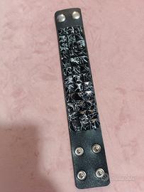 Bracciale con borchie effetto marmo, nero