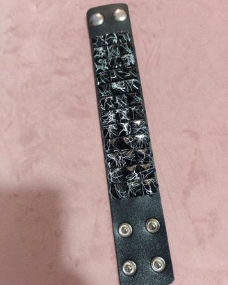 Bracciale con borchie effetto marmo, nero