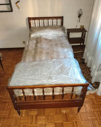 Letto singolo in legno