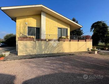 VILLA SINGOLA A CASTEL D'ARIO