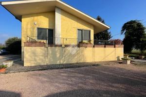 VILLA SINGOLA A CASTEL D'ARIO