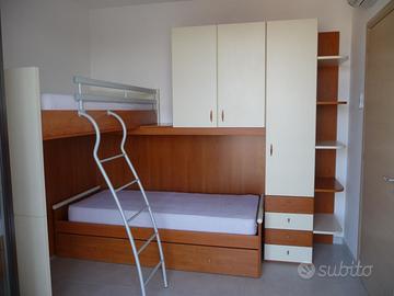 Letto a castello 3 posti con armadio e cassettiera