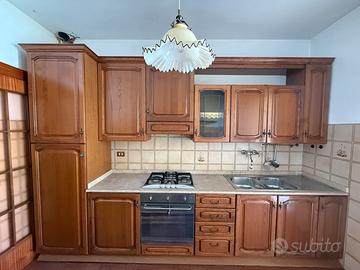 Cucina lineare in legno con elettrodomestici