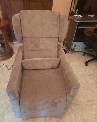 Poltrona elettrica XL mai usata con tavolino
