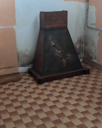 Cappa in rame battuta a mano da un artigiano