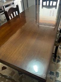 Tavolo in legno massello allungabile.