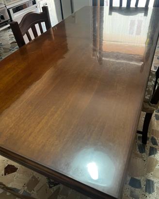 Tavolo in legno massello allungabile.