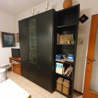 sala con tavolo 4 sedie e un mobile