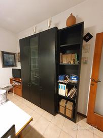 sala con tavolo 4 sedie e un mobile