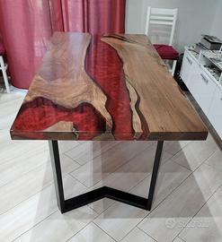 Tavolo in legno e resina 
