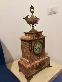Orologio stile impero in marmo rosa e bronzo