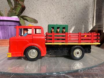 Camioncino della MARX con galline anni 60