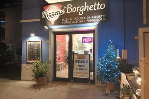 Pizzeria con forno a legna