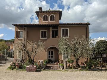 Complesso Commerciale e Residenziale con Ampio Res