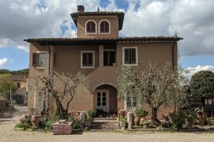 Complesso Commerciale e Residenziale con Ampio Res