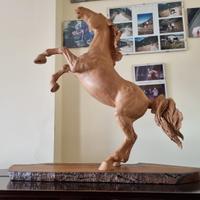 Scultura in terracotta di cavallo