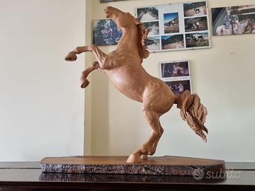 Scultura in terracotta di cavallo