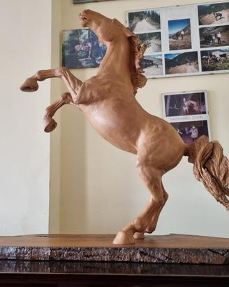 Scultura in terracotta di cavallo