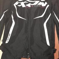 giubbotto e pantaloni per moto