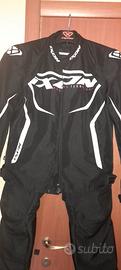 giubbotto e pantaloni per moto