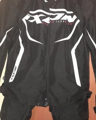 giubbotto e pantaloni per moto