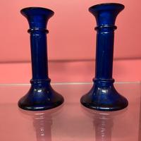 Coppia di candelabri in vetro blu