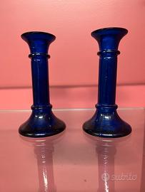 Coppia di candelabri in vetro blu