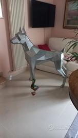 cane doberman in metallo
