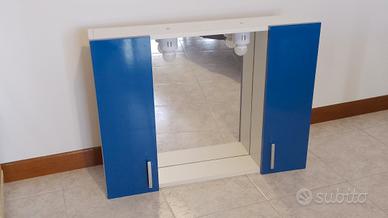 Mobiletto per bagno con specchio e luci.