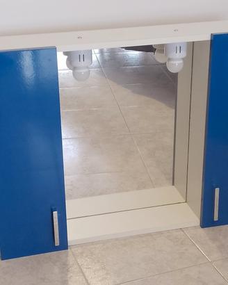 Mobiletto per bagno con specchio e luci.