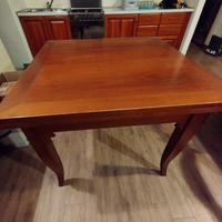 Tavolo quadrato in noce massiccio