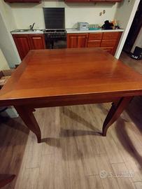 Tavolo quadrato in noce massiccio