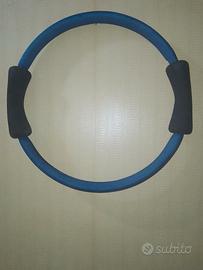 Anello da Pilates blu con impugnature nere