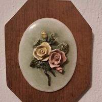 quadrino in legno, con fiori di ceramica 
